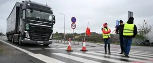 Поляки продовжують  блокувати пункт пропуску на кордоні у Шегинях