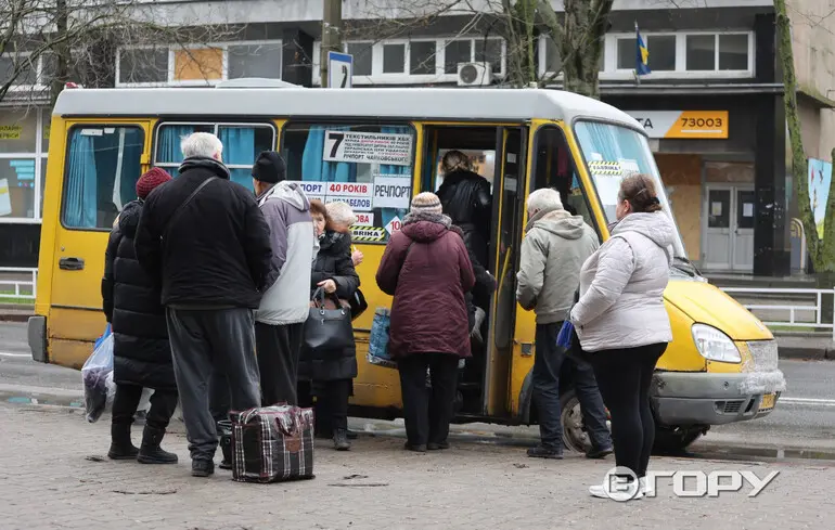 Россияне с дрона сбросили взрывчатку на маршрутку в Херсоне: есть раненые