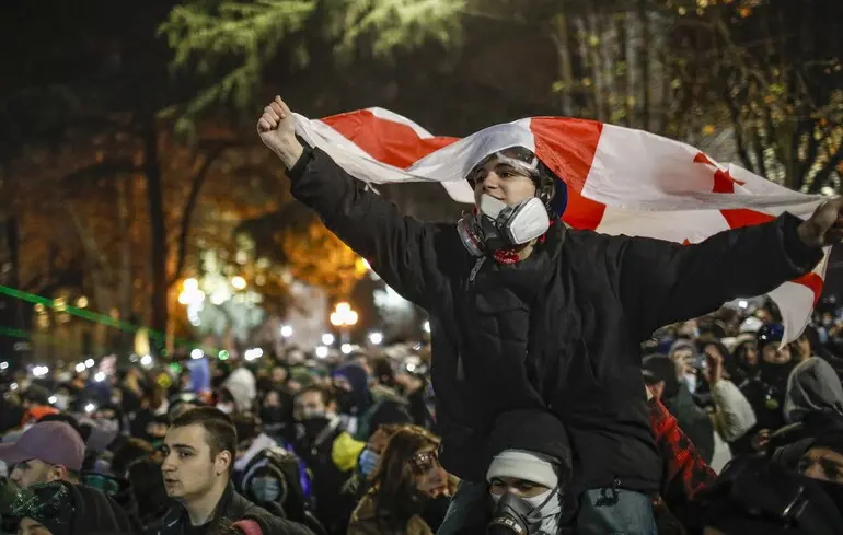 Протести у Грузії: демонстрантів відтіснили від парламенту, спецназ використав сльозогінний газ