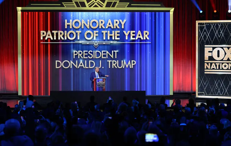 Дональд Трамп виступає на сцені церемонії вручення нагород FOX Nation’s Patriot Awards