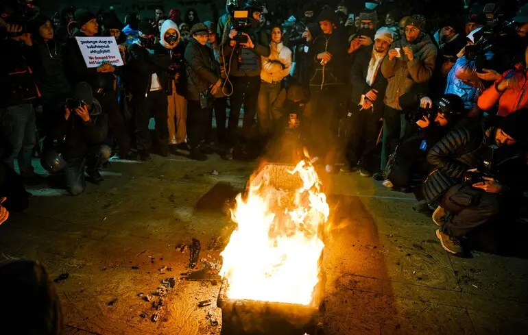 В Тбилиси протестующие сожгли гроб с куклой пророссийского олигарха