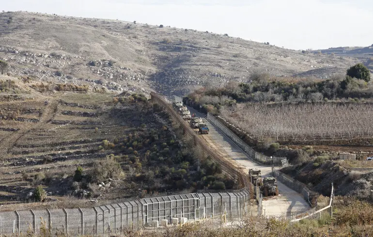 Ізраїльські танки займають позицію біля огорожі з буферною зоною на Голанських висотах