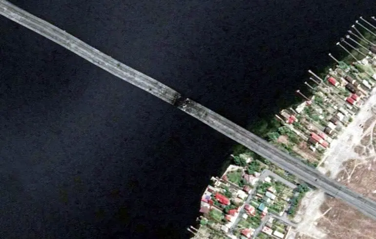 Росіяни штурмують Антонівський міст під Херсоном, масово обстрілюючи місто та його околиці з артилерії