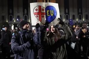 Грузия протестует: у парламента вновь собрались тысячи людей - они требуют новых выборов