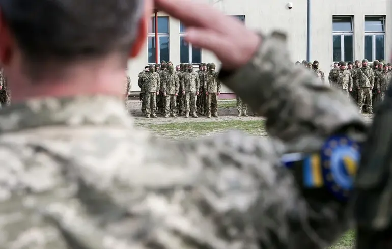 Украинские военные на торжественной церемонии завершения учений, которые проводит Польша / 5 апреля 2024 года