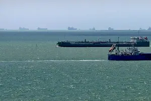 Авария российских танкеров в Керченском проливе: мазут может дойти до побережья Одессы и Николаева