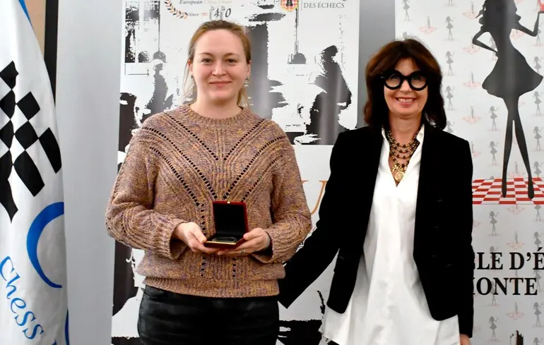 Анна Ушеніна (ліворуч)