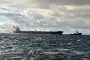 Десятки нефтяных танкеров встали на якорь после новых санкций США против РФ — Reuters