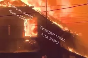 Из-за атаки дронов в пригороде Киева вспыхнуло здание