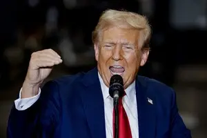 Только 21% опрошенных уверены, что Трамп сможет снизить цены в первый год своего президентства: опрос