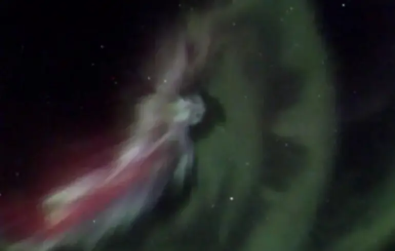 Над Землей заметили странное светло-серое сияние