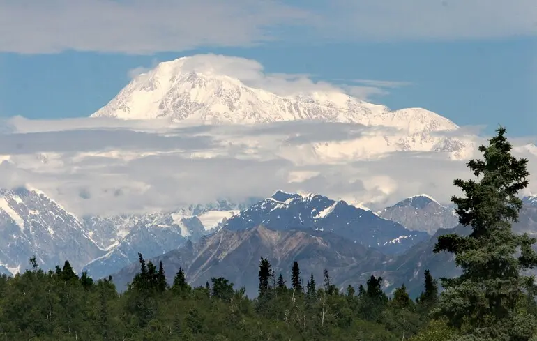 Высочайшая гора Северной Америки Денали (Мак-Кинли) имеет высоту 6168 метров.