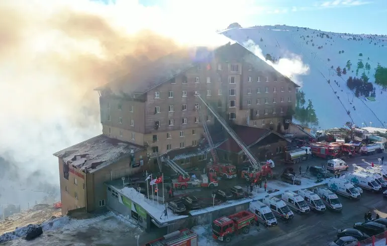 Десять людей загинули в масштабній пожежі на гірськолижному курорті в Туреччині