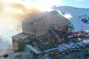 Десять человек погибли в масштабном пожаре на горнолыжном курорте в Турции