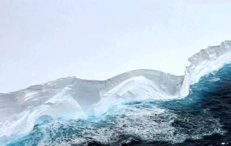 Айсберг А23а вріжеться в острів Південна Джорджія