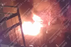 В Одесі уламки дрона спричинили пожежі і руйнування в районі аеродрому