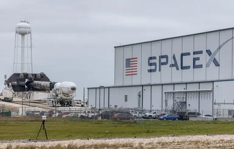 Російський підсанкційний мільярдер володів часткою у SpaceX ‒ Bloomberg