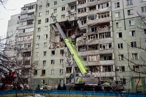 Попадание дрона в многоэтажку в Сумах: возросло количество погибших и раненых