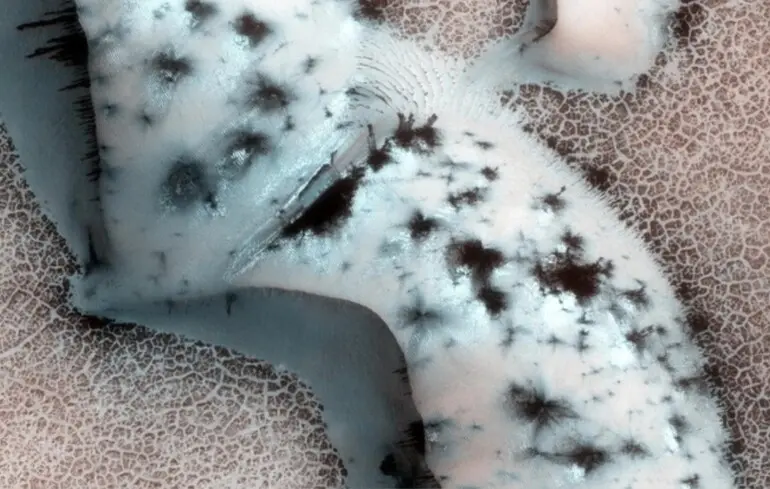 Білі та чорні структури утворені вуглекислим газом