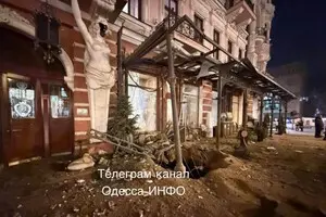 Россияне ударили ракетами по центру Одессы: подверглись разрушениям элитная гостиница и порт. Президент Зеленский снова говорит, что нужно больше ПВО