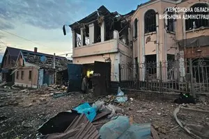 Россияне атаковали Херсон авиабомбами и дронами: восемь раненых, среди них — дети