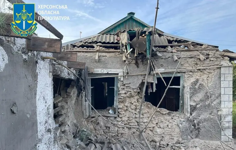 На Херсонщині росіяни поцілили по багатоповерхівках та газогонах: загинула людина, є багато поранених