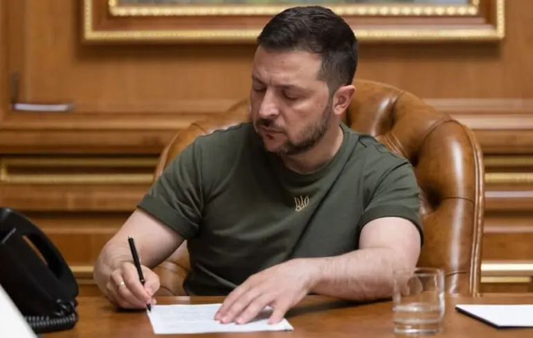 Зеленский подписал закон об упрощенном приобретении гражданства для супругов военных