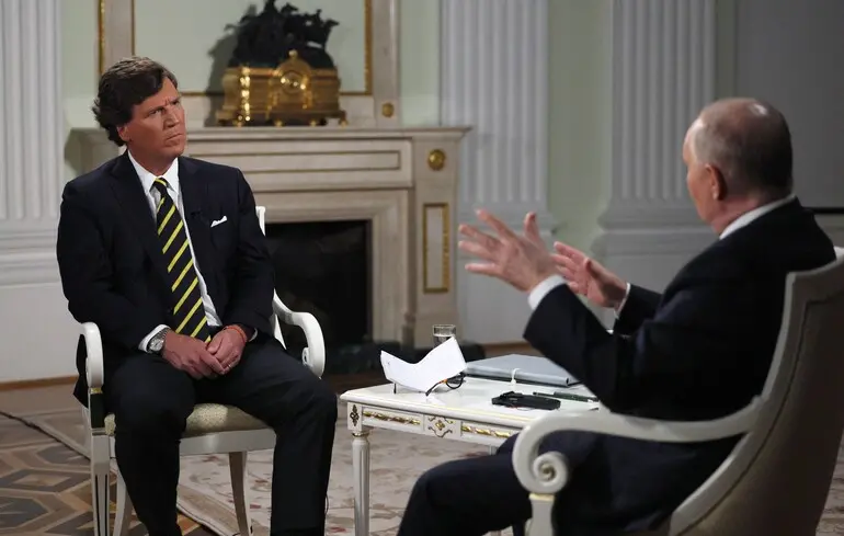 Журналист Такер Карлсон берет интервью у российского диктатора Владимира Путина в Кремле / 6 февраля 2024 года