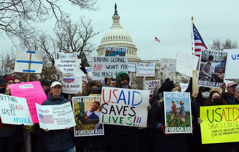 Разгневанные сторонники  USAID выплескивают свой гнев на демократов