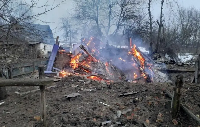 На Сумщині росіяни влучили КАБом по багатоквартиному будинку, рятувальники з-під завалів витягли тіла загиблих і сподіваються знайти живих