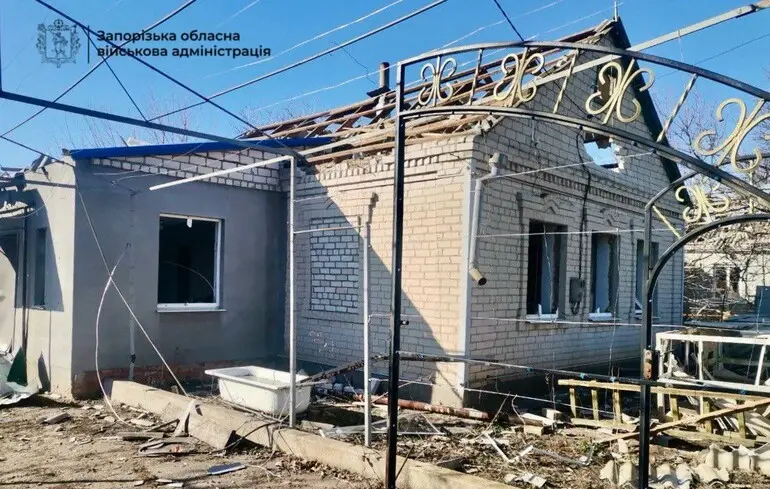 Россияне массированно нанесли авиаудары по городу в Запорожской области: пострадала семья