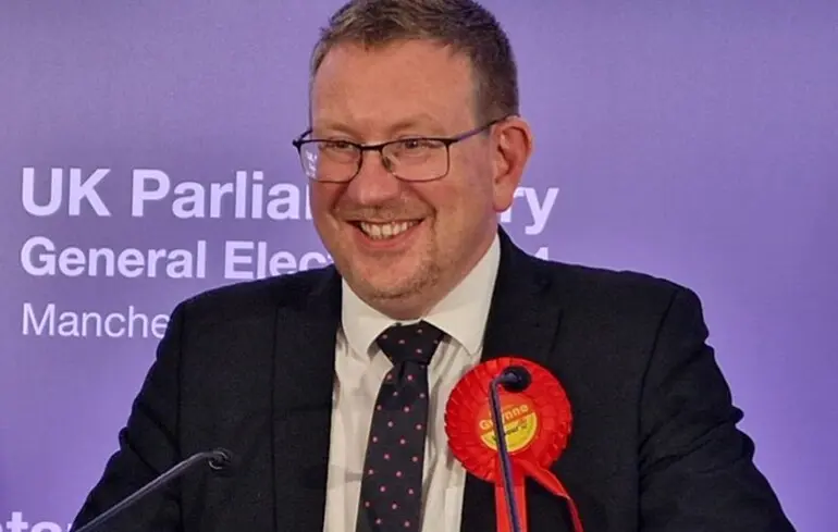 Британского министра уволили из-за сообщений в чате WhatsApp