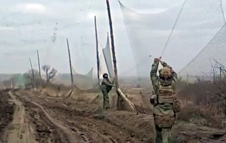 Росіяни встановлюють антидронові сітки для прикриття доріг, де пересувається військова техніка