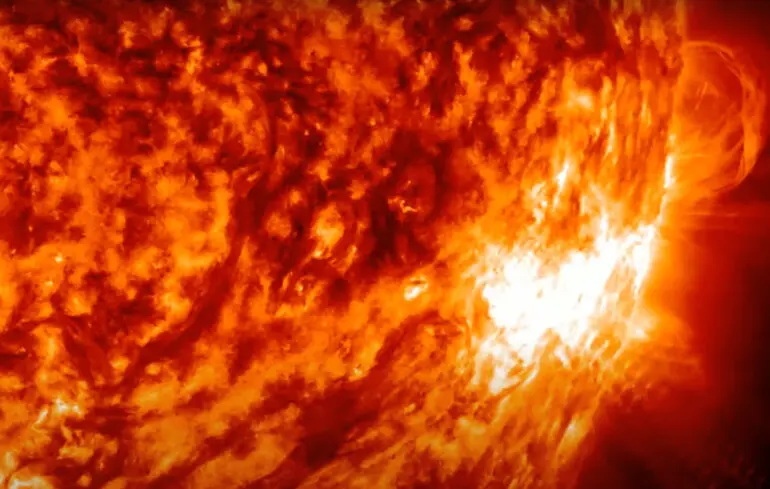 Земли достиг поток солнечного ветра