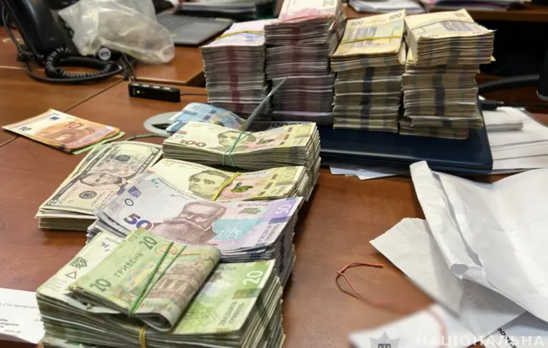 В ходе обысков следователи изъяли немалую сумму денег