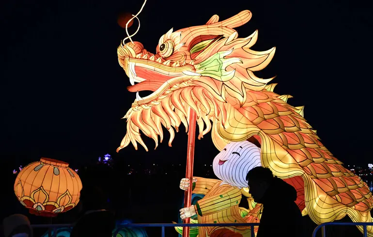 Танці драконів і світло ліхтарів: як китайці святкують прихід весни  