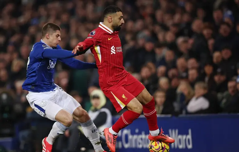 Миколенко (слева) против Салаха