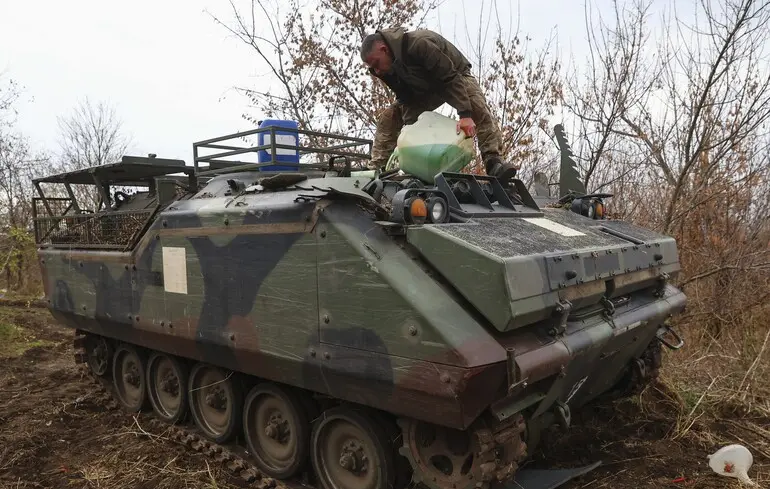 Український військовий 65-ї окремої механізованої бригади забезпечує технічне обслуговування YPR-765 / Листопад, 2023 рік