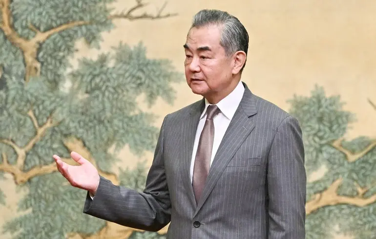 Китай готов работать со всеми сторонами, чтобы играть конструктивную роль в решении 