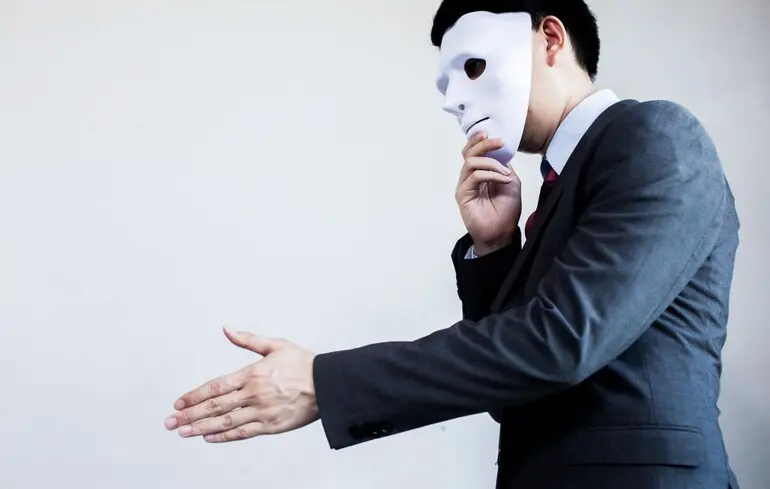 Без суржику: як сказати українською «мошеннічєство»