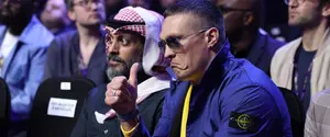 Усик покинул вечер бокса в Саудовской Аравии перед боем двух россиян