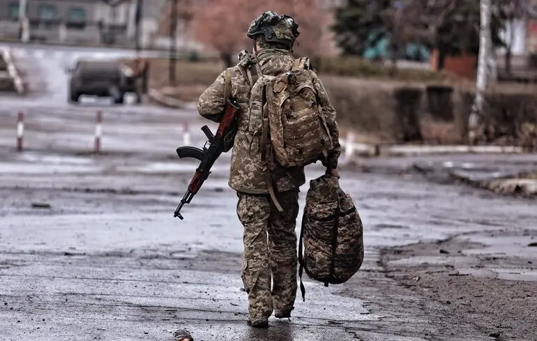 Звільнення з військової служби: чи може це зробити військовий, що має дружину з інвалідністю