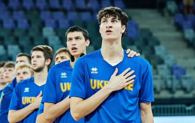 Максим Кличко (первый на фото)