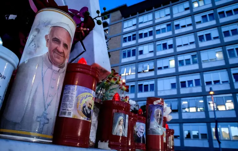 Стан Папи Франциска залишається критичним: лікарі дають 