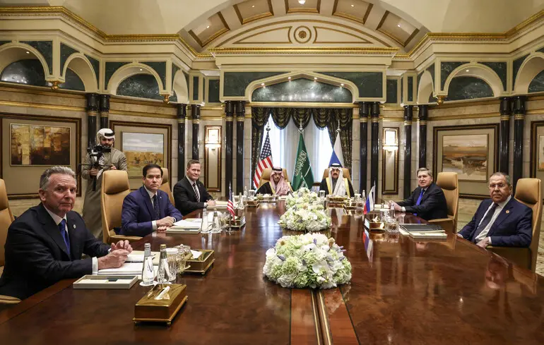 Таков состав переговорных групп в Саудовской Аравии 18 февраля.