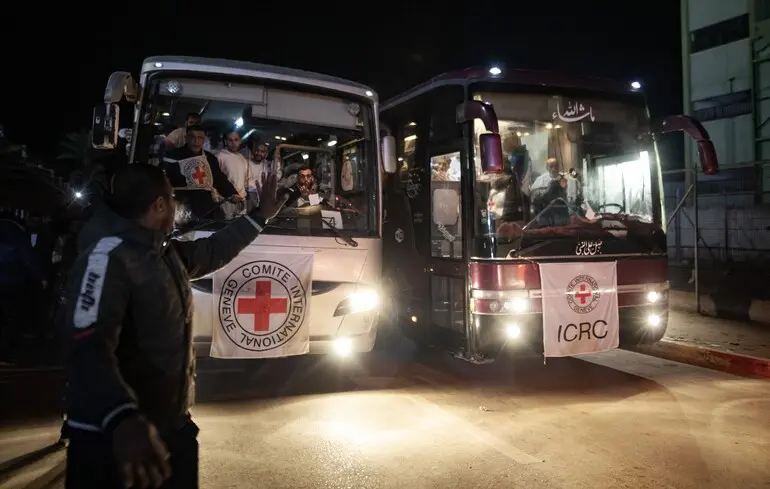 Израиль освободил часть палестинских заключенных после того, как ХАМАС передал тела четырех заложников