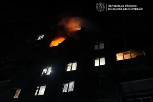 Російський дрон влучив у багатоповерхівку в Запоріжжі: спалахнула пожежа, є постраждала
