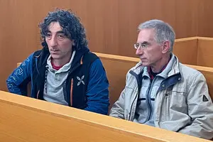 Во Франции приговорили двух физиков к домашнему аресту за нападение на консульство РФ