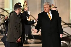 Трамп изменил тон в отношении Зеленского, но не в отношении помощи Украине — Bloomberg