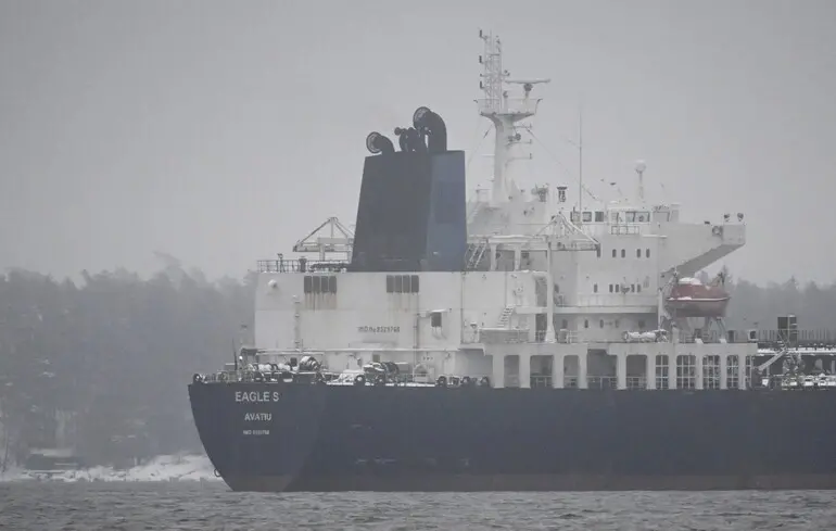 Фінляндія звільнила танкер Eagle S, але розслідування триває